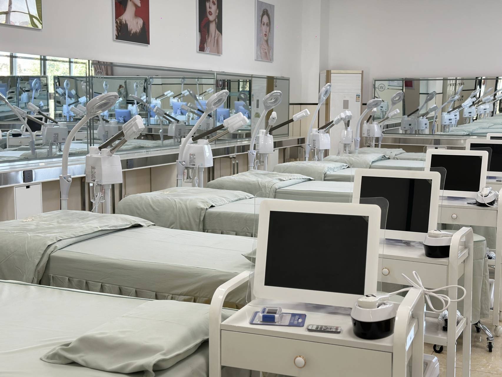 學化妝與古代化妝培訓：行業(yè)解析與廣州萬通美業(yè)學校推薦