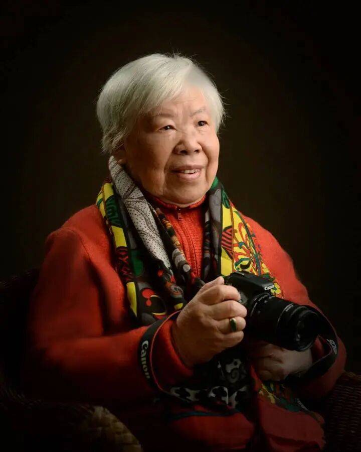 新中國第一批女?dāng)z影記者曉莊去世，享年94歲