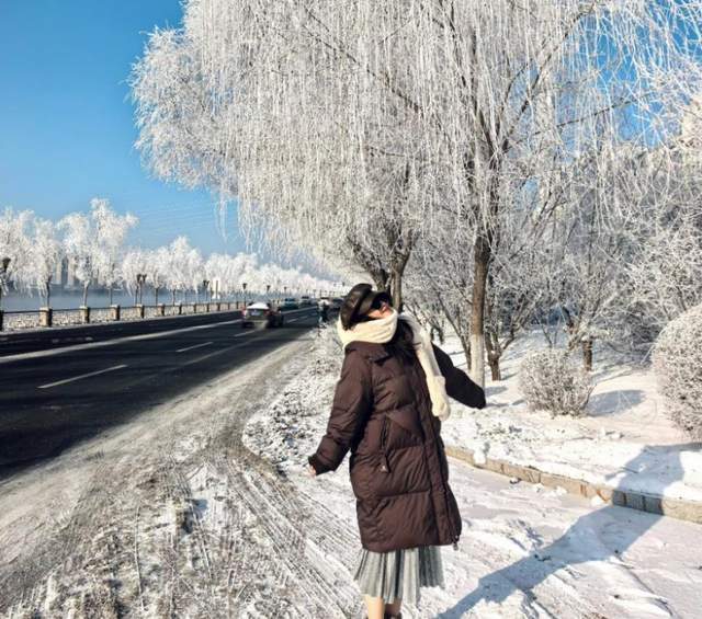原創(chuàng)藍(lán)盈瑩吉林游玩，零下24度戶外只待半個(gè)小時(shí)就被凍傷，臉又紅又腫