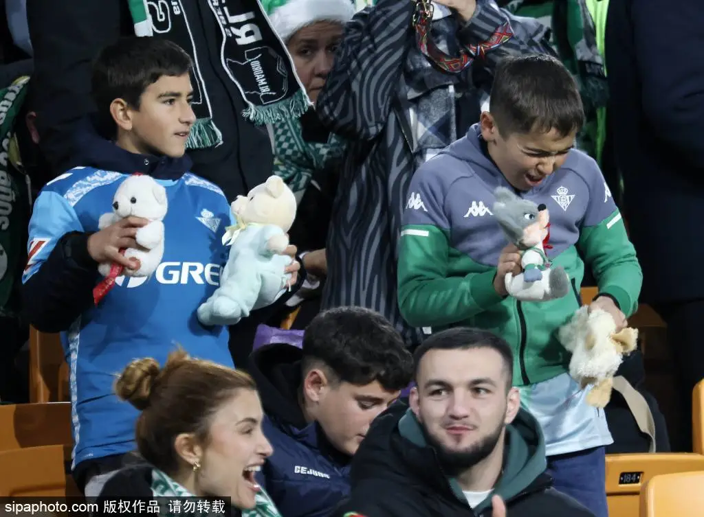 7萬人鼓掌！皇馬21歲小將封神戰(zhàn)：完美戴帽 佛爺親自祝賀