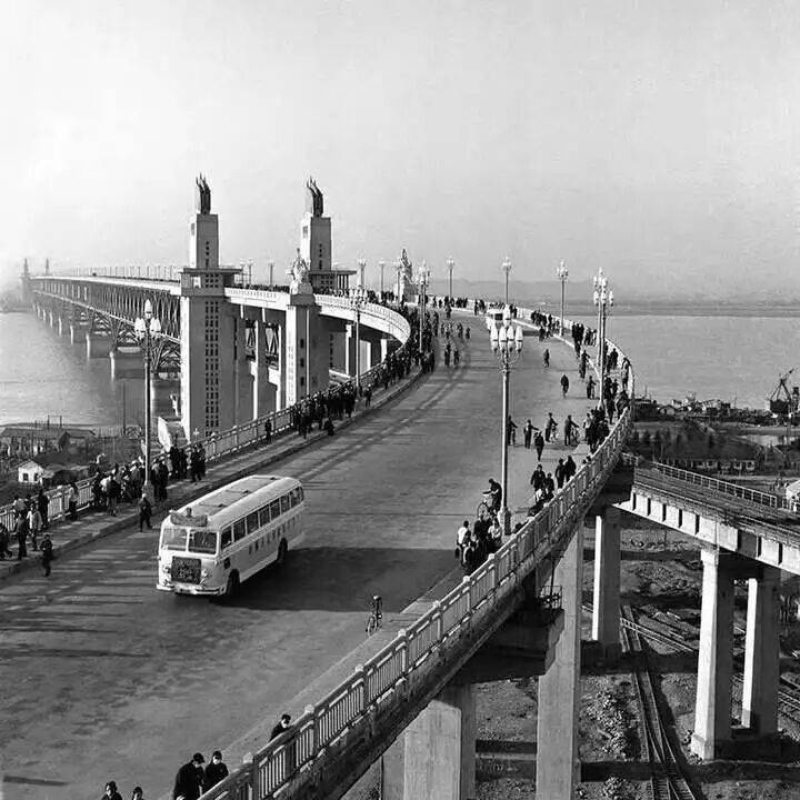 新中國第一批女?dāng)z影記者曉莊去世，享年94歲