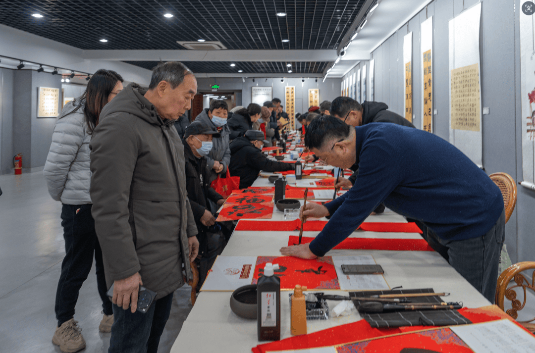 《揚(yáng)州晚報(bào)》創(chuàng)刊30周年之際，書(shū)法名家手寫(xiě)春聯(lián)送祝福