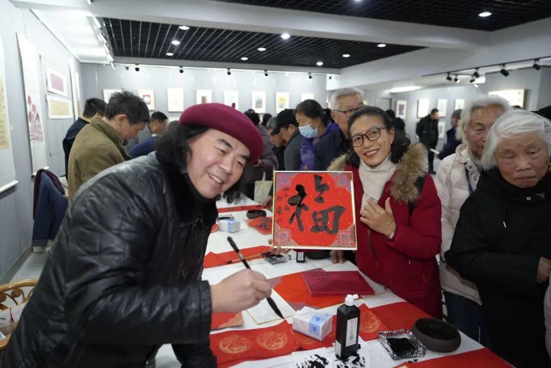 《揚(yáng)州晚報(bào)》創(chuàng)刊30周年之際，書(shū)法名家手寫(xiě)春聯(lián)送祝福