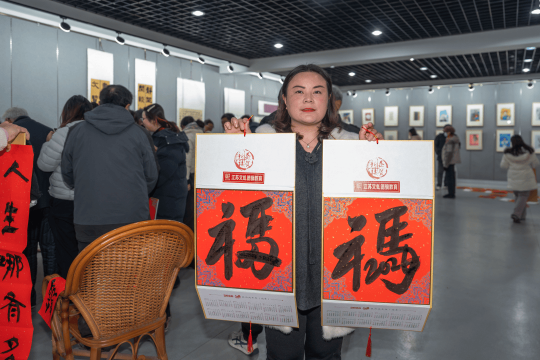 《揚(yáng)州晚報(bào)》創(chuàng)刊30周年之際，書(shū)法名家手寫(xiě)春聯(lián)送祝福