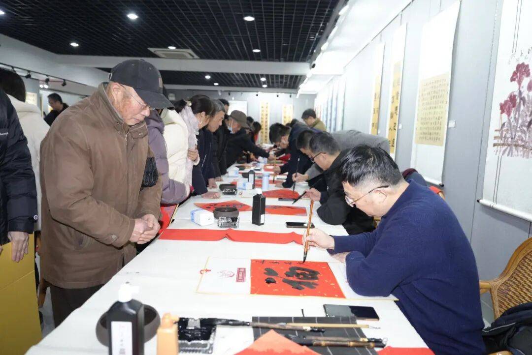 《揚(yáng)州晚報(bào)》創(chuàng)刊30周年之際，書(shū)法名家手寫(xiě)春聯(lián)送祝福