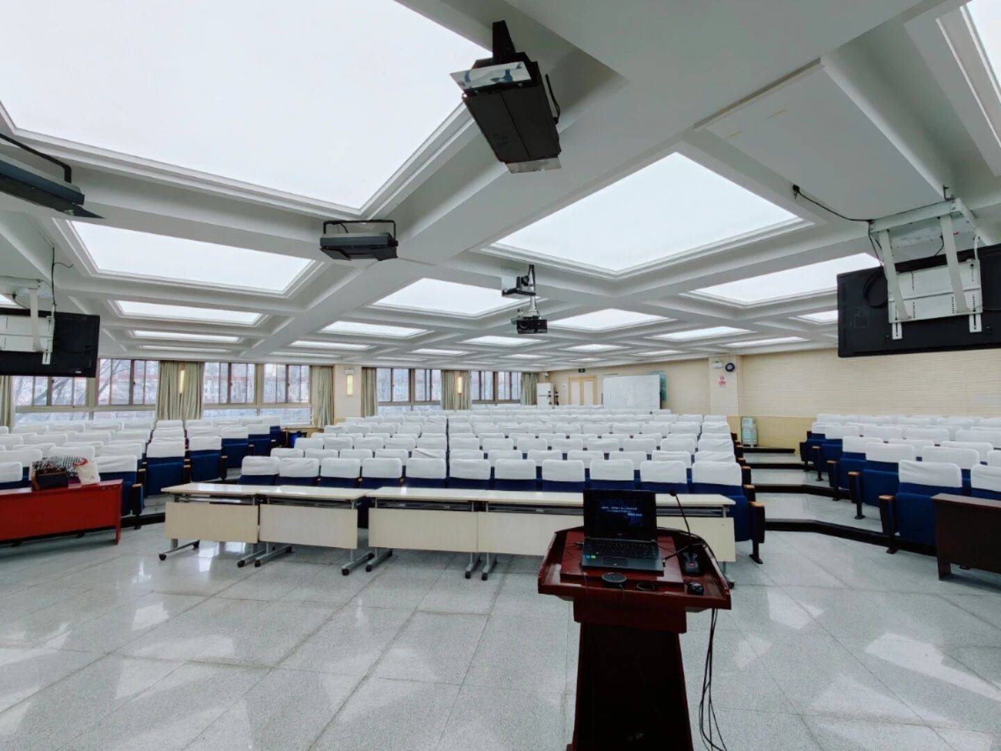 200多個中學(xué)老師，集體……