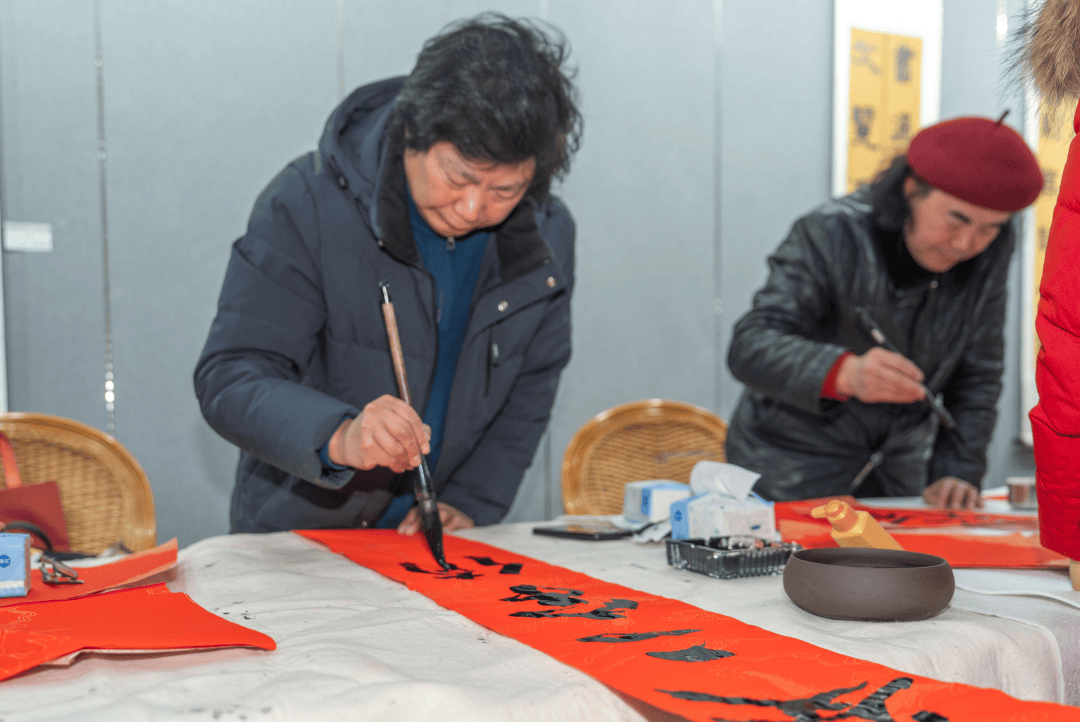 《揚(yáng)州晚報(bào)》創(chuàng)刊30周年之際，書(shū)法名家手寫(xiě)春聯(lián)送祝福