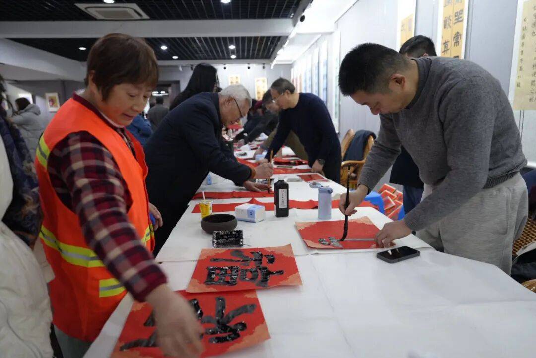 《揚(yáng)州晚報(bào)》創(chuàng)刊30周年之際，書(shū)法名家手寫(xiě)春聯(lián)送祝福