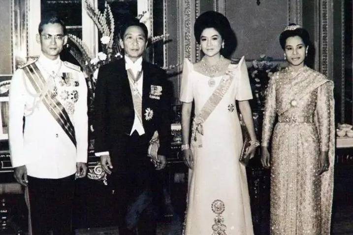 原創(chuàng)全球最貪總統(tǒng)！家中數(shù)噸黃金29架私人飛機(jī)4500畝房產(chǎn)，拖垮國(guó)家經(jīng)濟(jì)