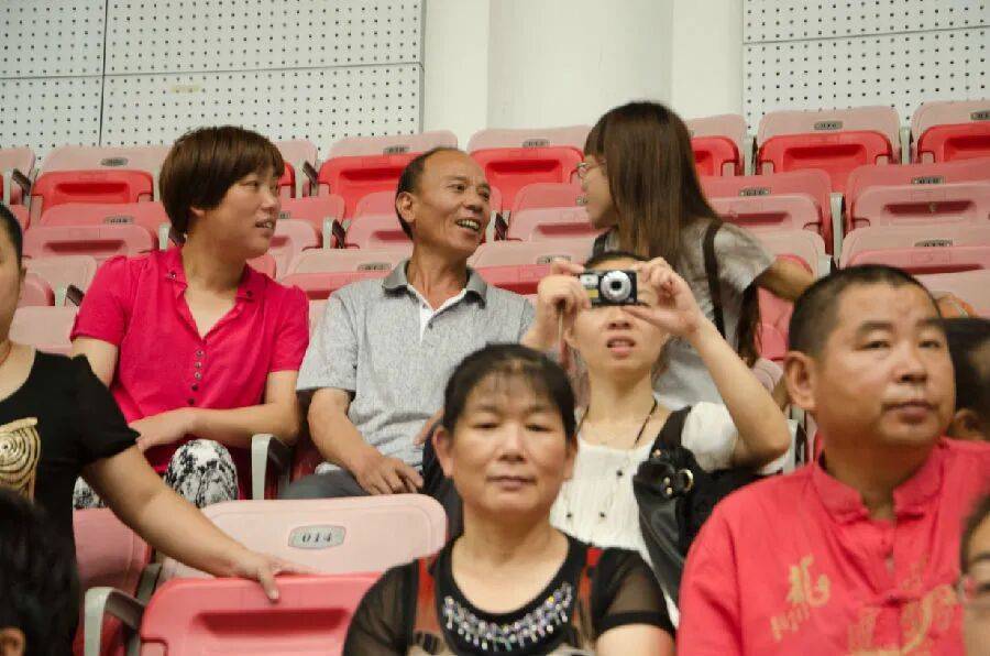 “替英雄同學(xué)盡孝”，大學(xué)生們堅持了15年