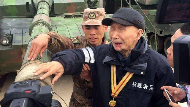 原創(chuàng)94歲失明老人，因收藏日軍大印暴露身份，為何軍區(qū)開6輛坦克相迎