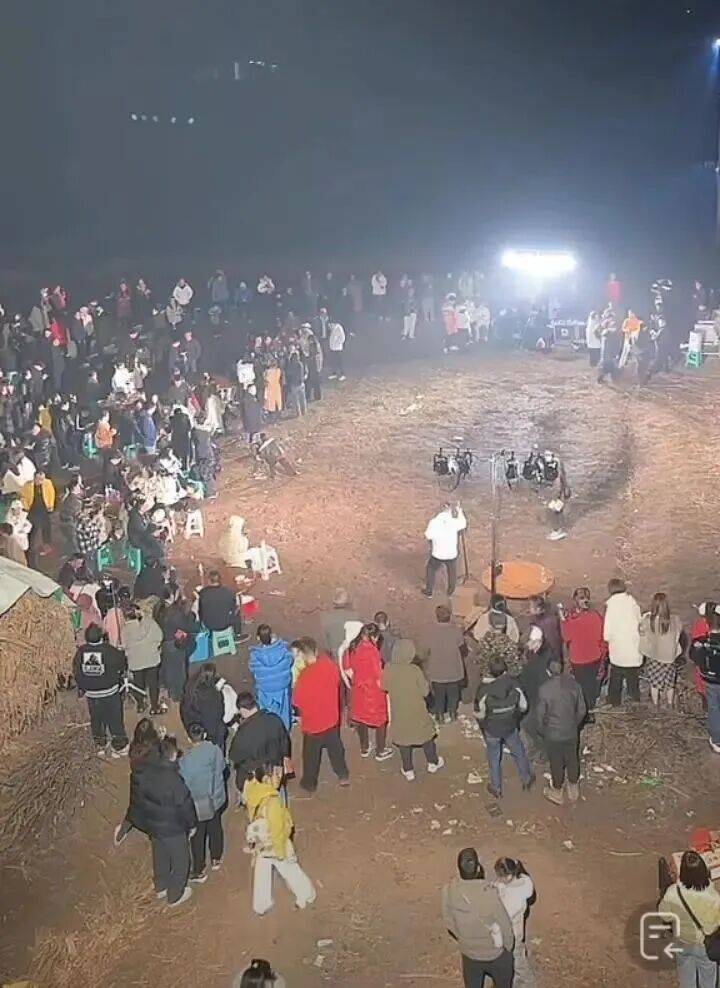 女子不會殺豬網(wǎng)上求助，上千網(wǎng)友驅車來幫忙！10萬人在線圍觀…