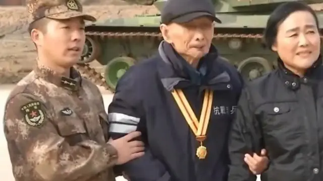 原創(chuàng)94歲失明老人，因收藏日軍大印暴露身份，為何軍區(qū)開6輛坦克相迎