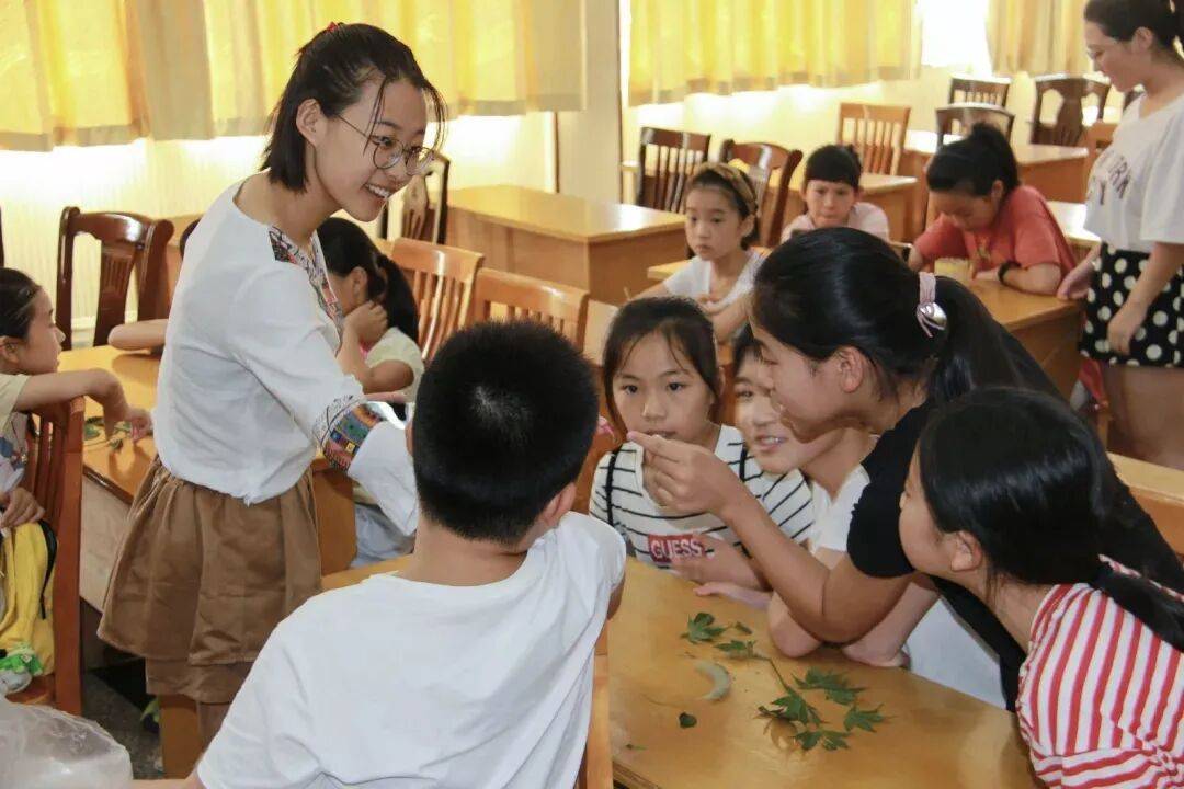 “替英雄同學(xué)盡孝”，大學(xué)生們堅持了15年