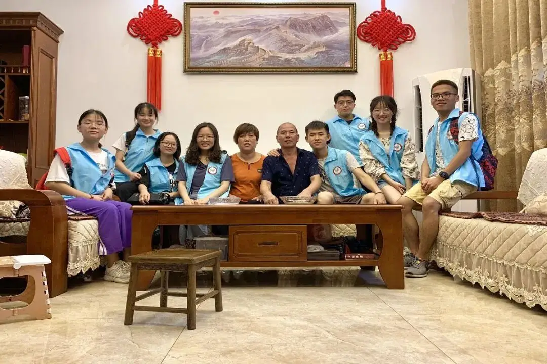 “替英雄同學(xué)盡孝”，大學(xué)生們堅持了15年