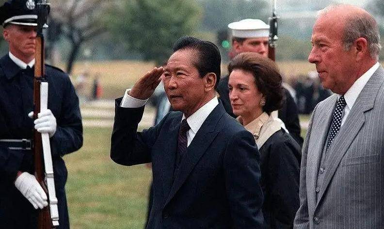 原創(chuàng)全球最貪總統(tǒng)！家中數(shù)噸黃金29架私人飛機(jī)4500畝房產(chǎn)，拖垮國(guó)家經(jīng)濟(jì)