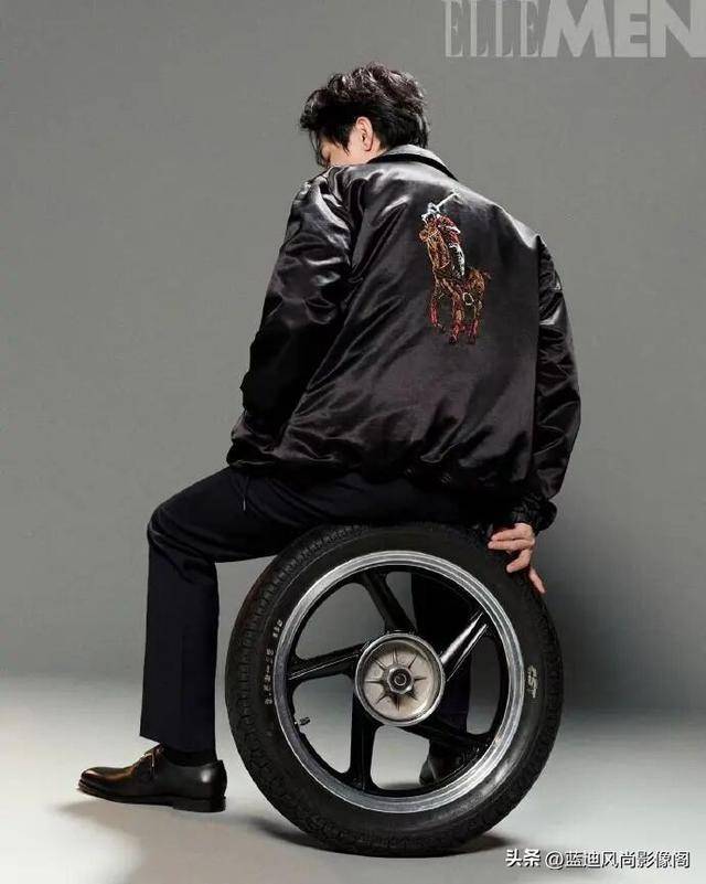 原創(chuàng)陳楚生開年大片！紅黑撞色 + 非遺刺繡，這才是成熟男人的時尚質(zhì)感