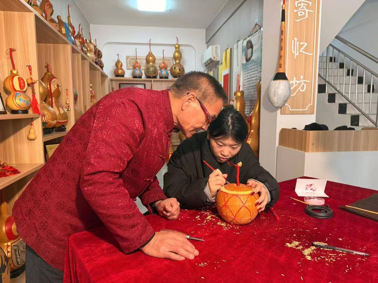 清真寺社區(qū)開展“非遺在社區(qū)”葫蘆雕刻體驗活動