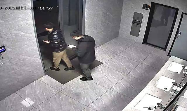 公廁里雕刻“涉黃”網(wǎng)址？兩人被刑拘！