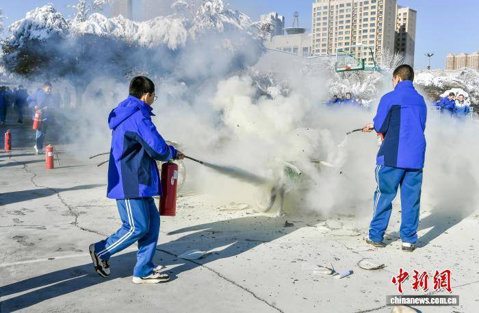 烏魯木齊：消防宣傳月活動(dòng)走進(jìn)中學(xué)校園