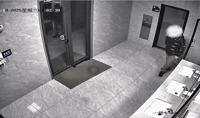 公廁里雕刻“涉黃”網(wǎng)址？兩人被刑拘！