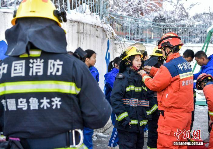 烏魯木齊：消防宣傳月活動(dòng)走進(jìn)中學(xué)校園