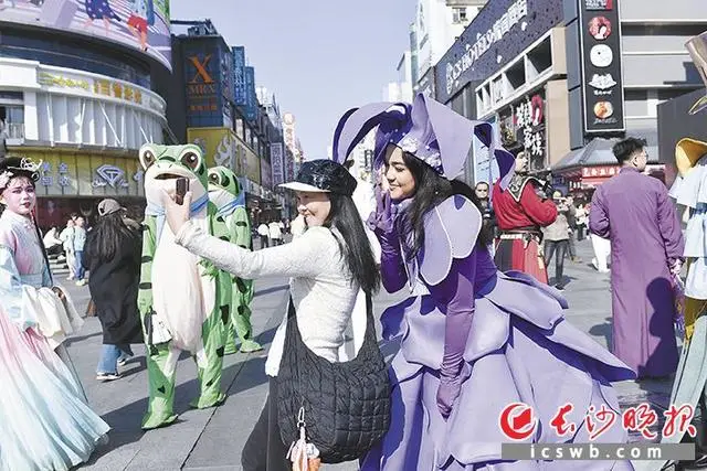 “天心劇·悅?cè)颉睉騽〖文耆A啟幕，天心區(qū)國(guó)際傳播中心同步揭牌