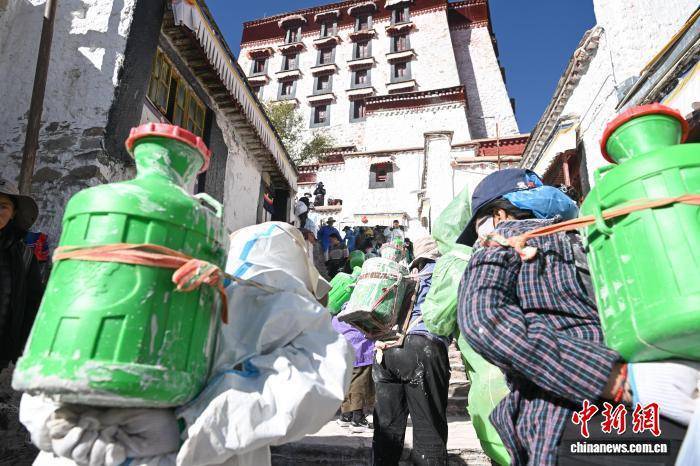 西藏布達(dá)拉宮迎“年度美容”