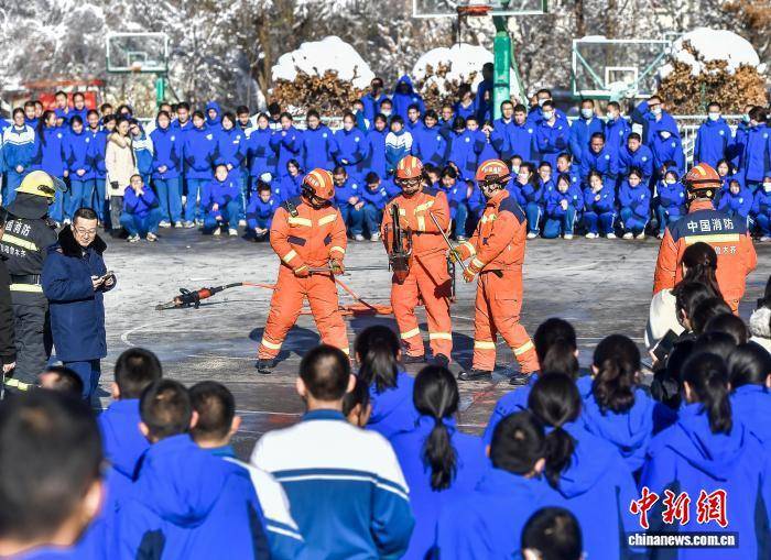 烏魯木齊：消防宣傳月活動(dòng)走進(jìn)中學(xué)校園