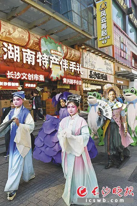 “天心劇·悅?cè)颉睉騽〖文耆A啟幕，天心區(qū)國(guó)際傳播中心同步揭牌