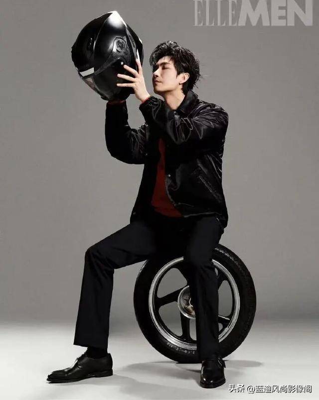 原創(chuàng)陳楚生開年大片！紅黑撞色 + 非遺刺繡，這才是成熟男人的時尚質(zhì)感