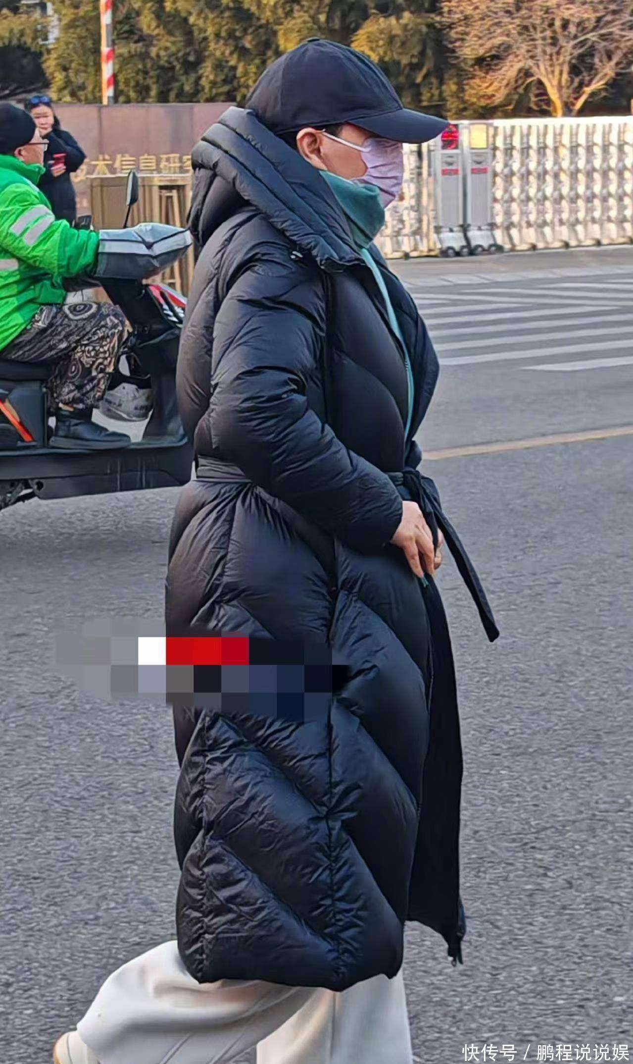 原創(chuàng)蔡明現(xiàn)身央視春晚彩排，辛柏青背雙肩包戴眼鏡，沙溢不遮掩最從容