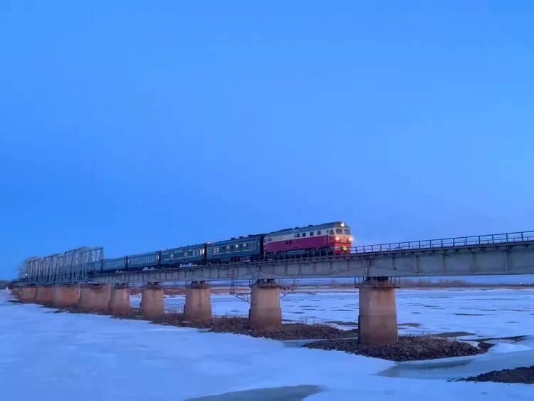 原創(chuàng)在祖國版圖上雕刻鋼鐵動脈