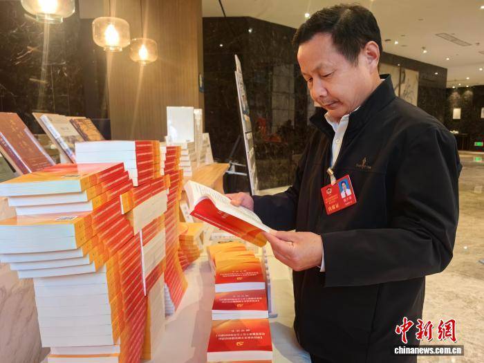 湖北咸寧：臨時圖書館入駐兩會現(xiàn)場 書香伴履職