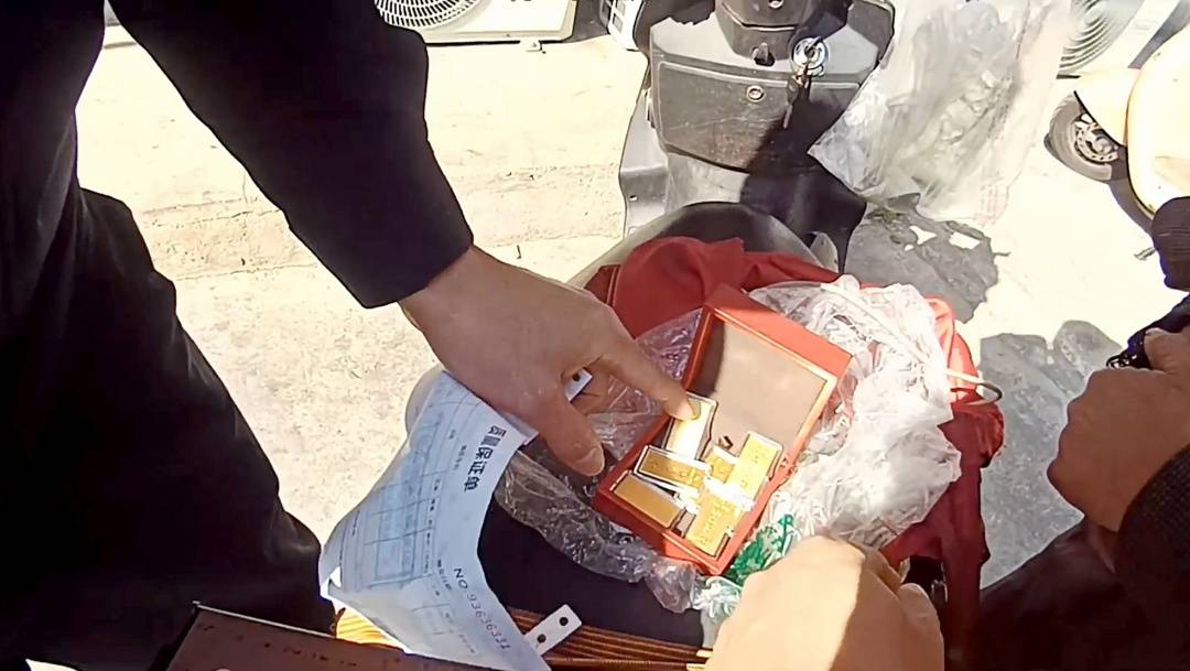 “內部消息”穩(wěn)賺不賠？民警聯(lián)合快遞員識破“黃金投資”騙局