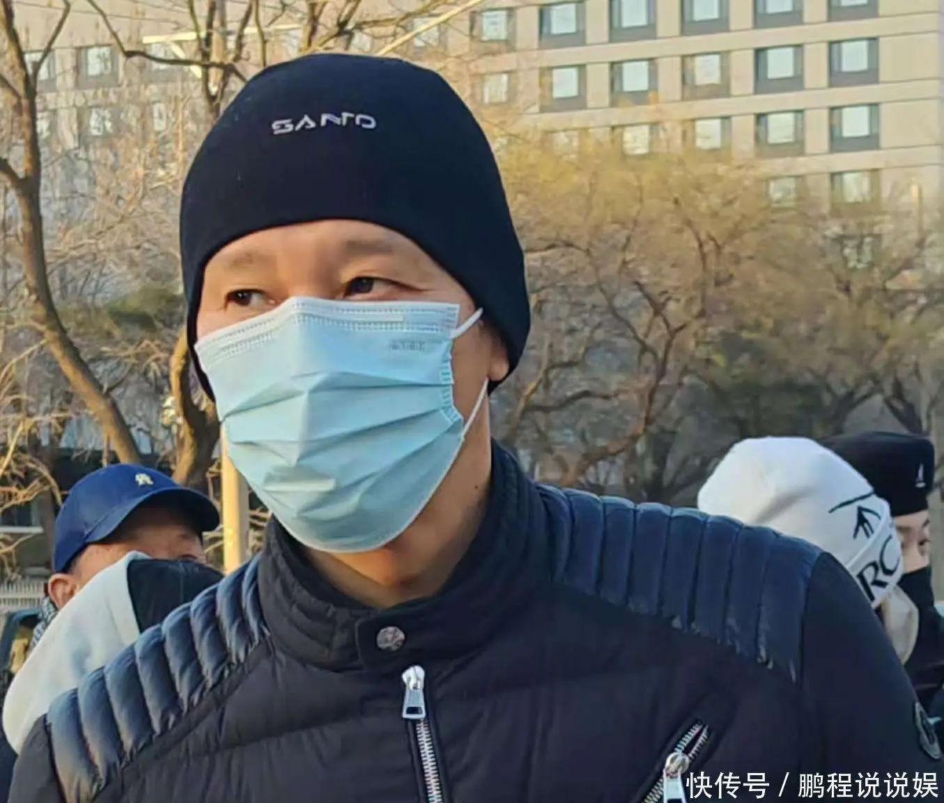 原創(chuàng)蔡明現(xiàn)身央視春晚彩排，辛柏青背雙肩包戴眼鏡，沙溢不遮掩最從容