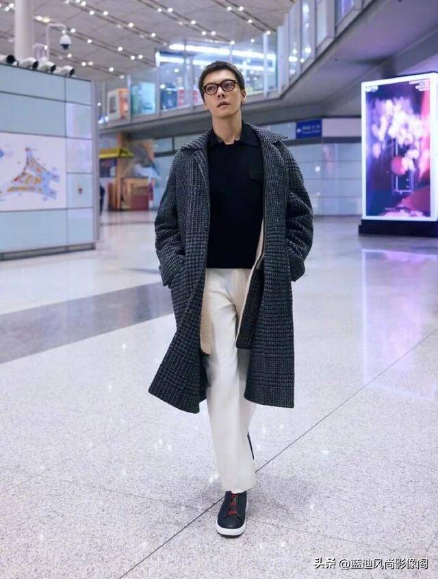 原創(chuàng)陳偉霆米蘭啟程：格紋大衣配眼鏡，這才是 38 歲熟男該有的松弛感