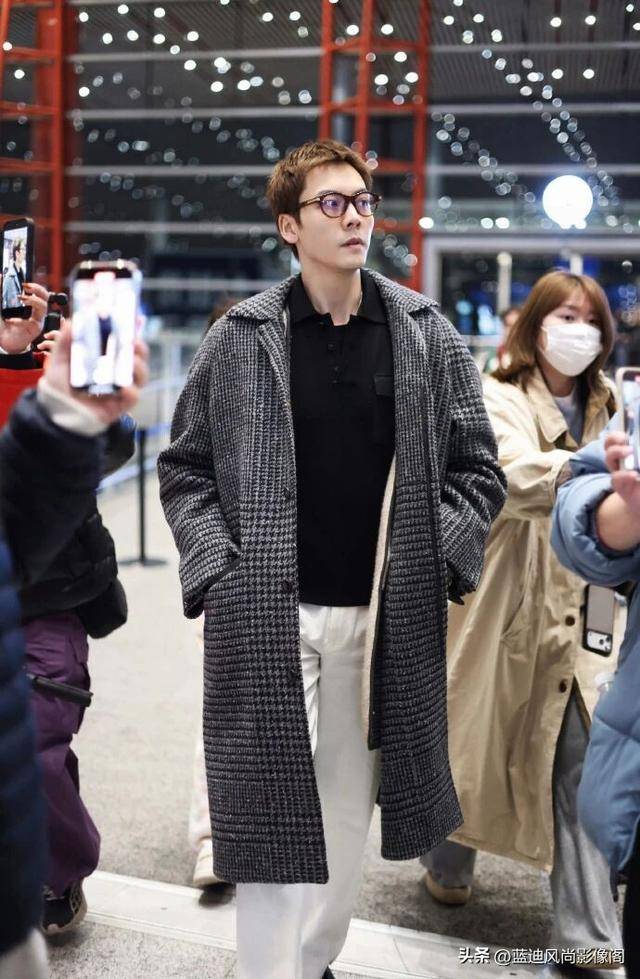原創(chuàng)陳偉霆米蘭啟程：格紋大衣配眼鏡，這才是 38 歲熟男該有的松弛感