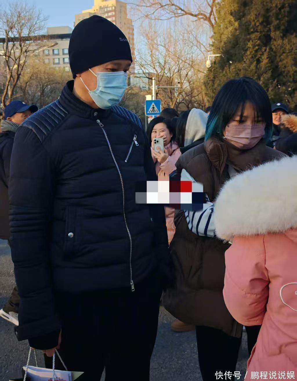 原創(chuàng)蔡明現(xiàn)身央視春晚彩排，辛柏青背雙肩包戴眼鏡，沙溢不遮掩最從容