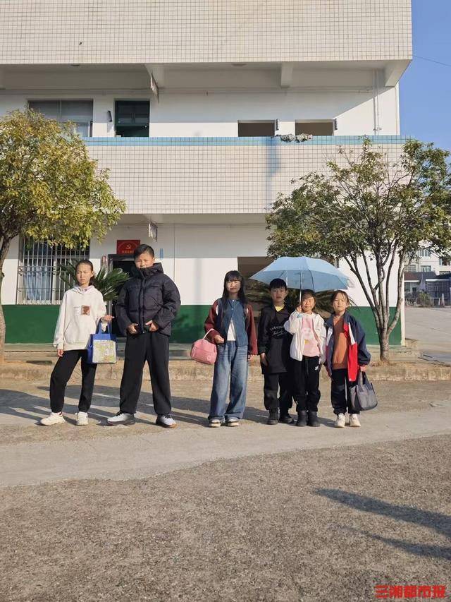 失物招領還能這么玩，小學“時裝秀”創(chuàng)意滿滿