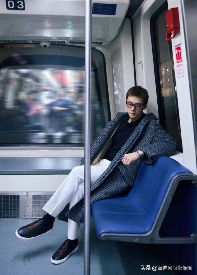 原創(chuàng)陳偉霆米蘭啟程：格紋大衣配眼鏡，這才是 38 歲熟男該有的松弛感