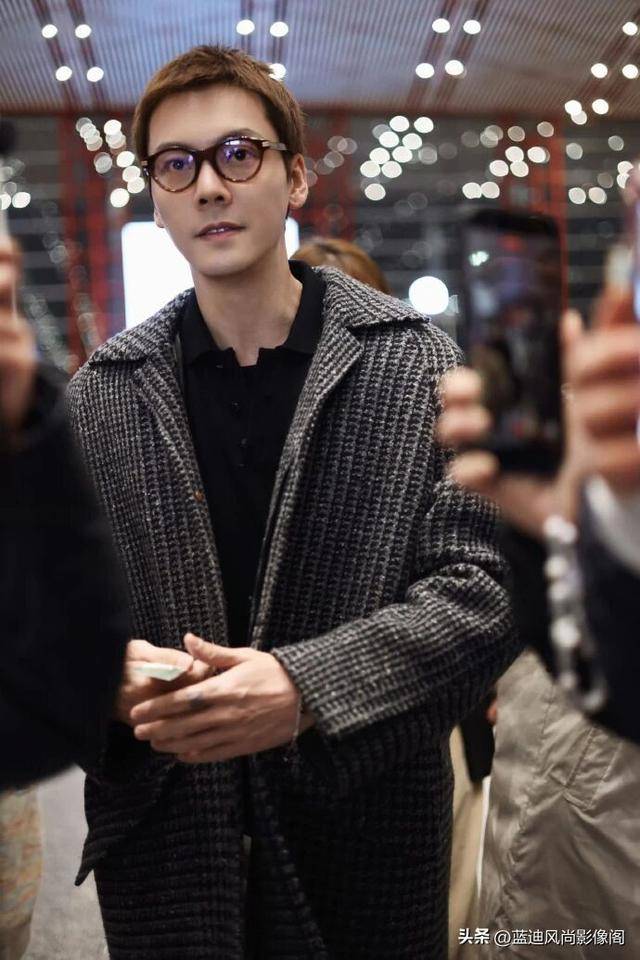 原創(chuàng)陳偉霆米蘭啟程：格紋大衣配眼鏡，這才是 38 歲熟男該有的松弛感