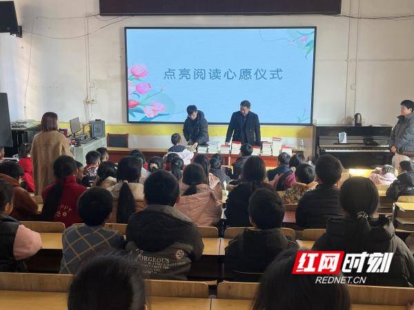 東安縣新華書(shū)店赴鹿馬橋中心小學(xué)開(kāi)展“點(diǎn)亮閱讀微心愿”公益贈(zèng)書(shū)活動(dòng)