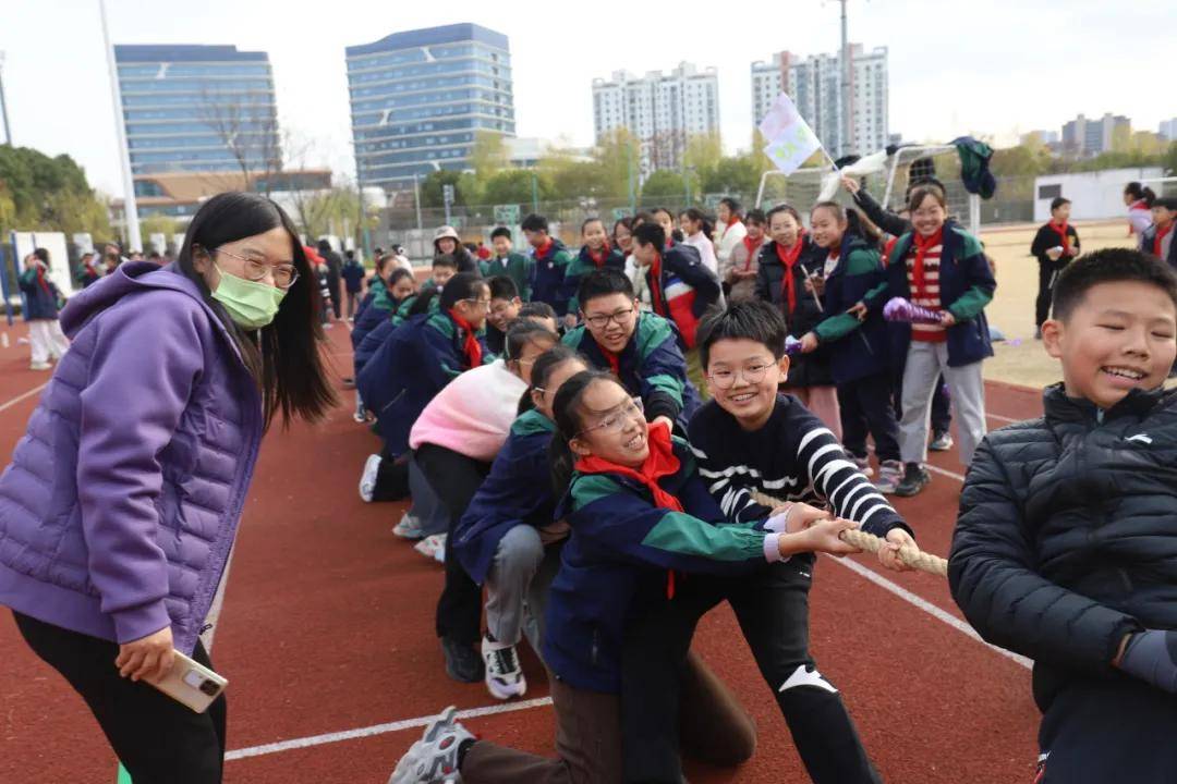 一場(chǎng)熱鬧的拔河比賽在蘇州市勞動(dòng)路實(shí)驗(yàn)小學(xué)校拉開(kāi)帷幕