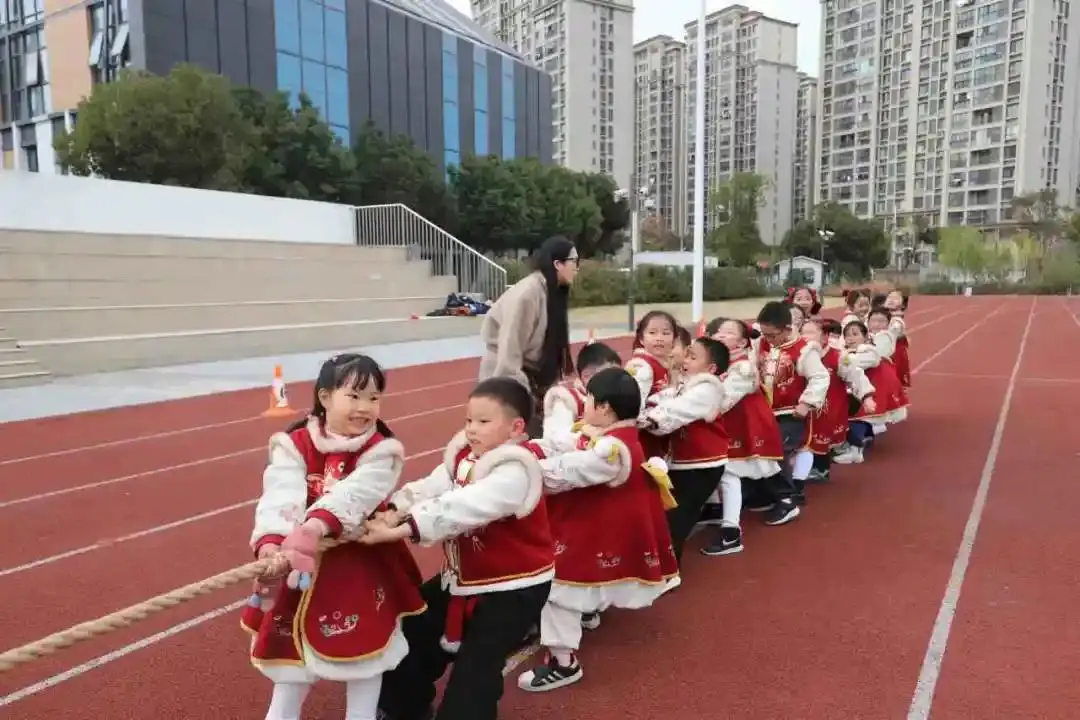 一場(chǎng)熱鬧的拔河比賽在蘇州市勞動(dòng)路實(shí)驗(yàn)小學(xué)校拉開(kāi)帷幕