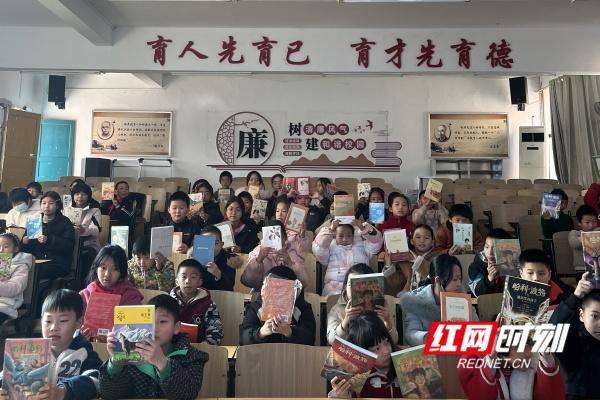 東安縣新華書(shū)店赴鹿馬橋中心小學(xué)開(kāi)展“點(diǎn)亮閱讀微心愿”公益贈(zèng)書(shū)活動(dòng)