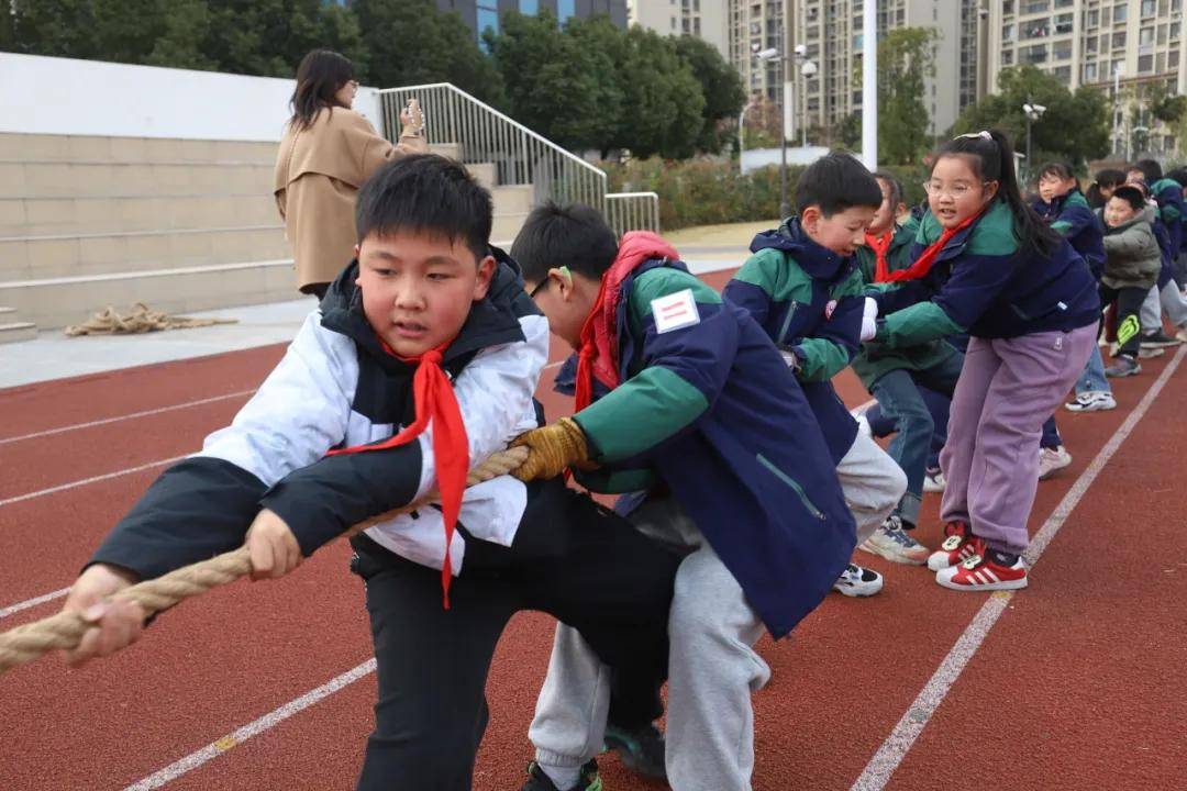 一場(chǎng)熱鬧的拔河比賽在蘇州市勞動(dòng)路實(shí)驗(yàn)小學(xué)校拉開(kāi)帷幕