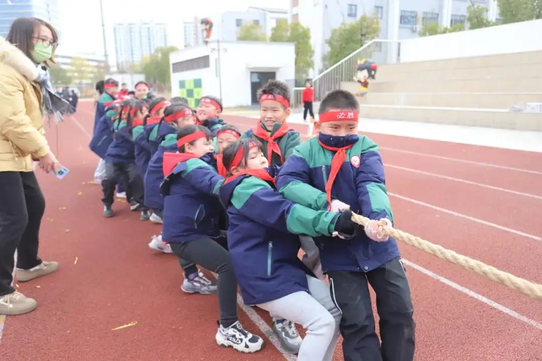 一場(chǎng)熱鬧的拔河比賽在蘇州市勞動(dòng)路實(shí)驗(yàn)小學(xué)校拉開(kāi)帷幕