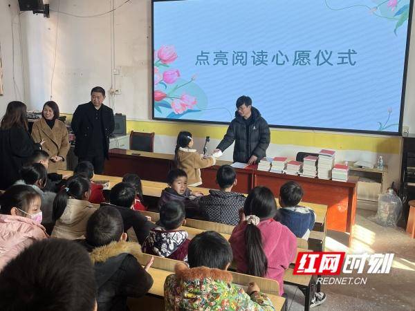 東安縣新華書(shū)店赴鹿馬橋中心小學(xué)開(kāi)展“點(diǎn)亮閱讀微心愿”公益贈(zèng)書(shū)活動(dòng)