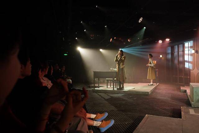 沉浸式戲劇《誰殺了羅伯特》：酒店密室謀殺案玩出新花樣，小劇場懸疑喜劇展現(xiàn)大魔力